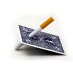 Cigarro atraviesa la carta