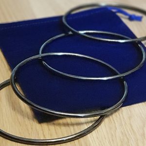 Close Up Linking Rings CHROME BLACK (With Online Instructions) by Matthew Garrett – Trick