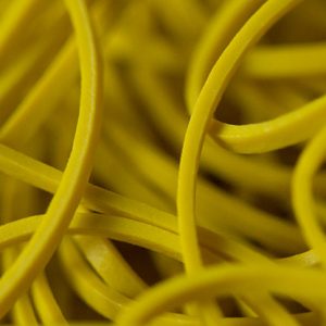 Joe Rindfleisch’s SIZE 16 Rainbow Rubber Bands (Russell Leeds -Yellow ) by Joe Rindfleisch – Trick