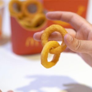 Linking Onion Rings (Gimmicks and Online Instructions) by Julio Montoro Productions  – Trick