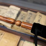 Wooden wand PRO (Standard Brown) by Harry He & Bacon Magic – Trick