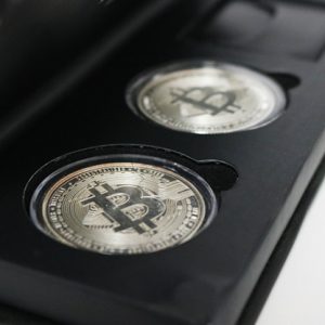 Bit Coin Gaff: Bite Coin (Silver) by SansMinds Creative Lab – Trick