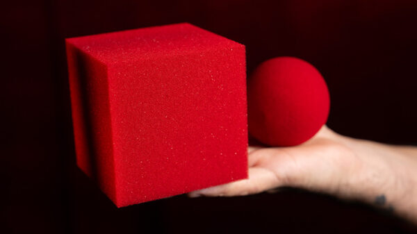 Magic Sponge Ball to Square JUMBO RED by Murphy's Magic - Imagen 3