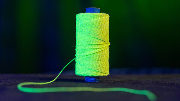 WGM UV GLOW GYPSY THREAD YELLOW REFILL SPOOL by Murphy's Magic  - Trick - Imagen 3